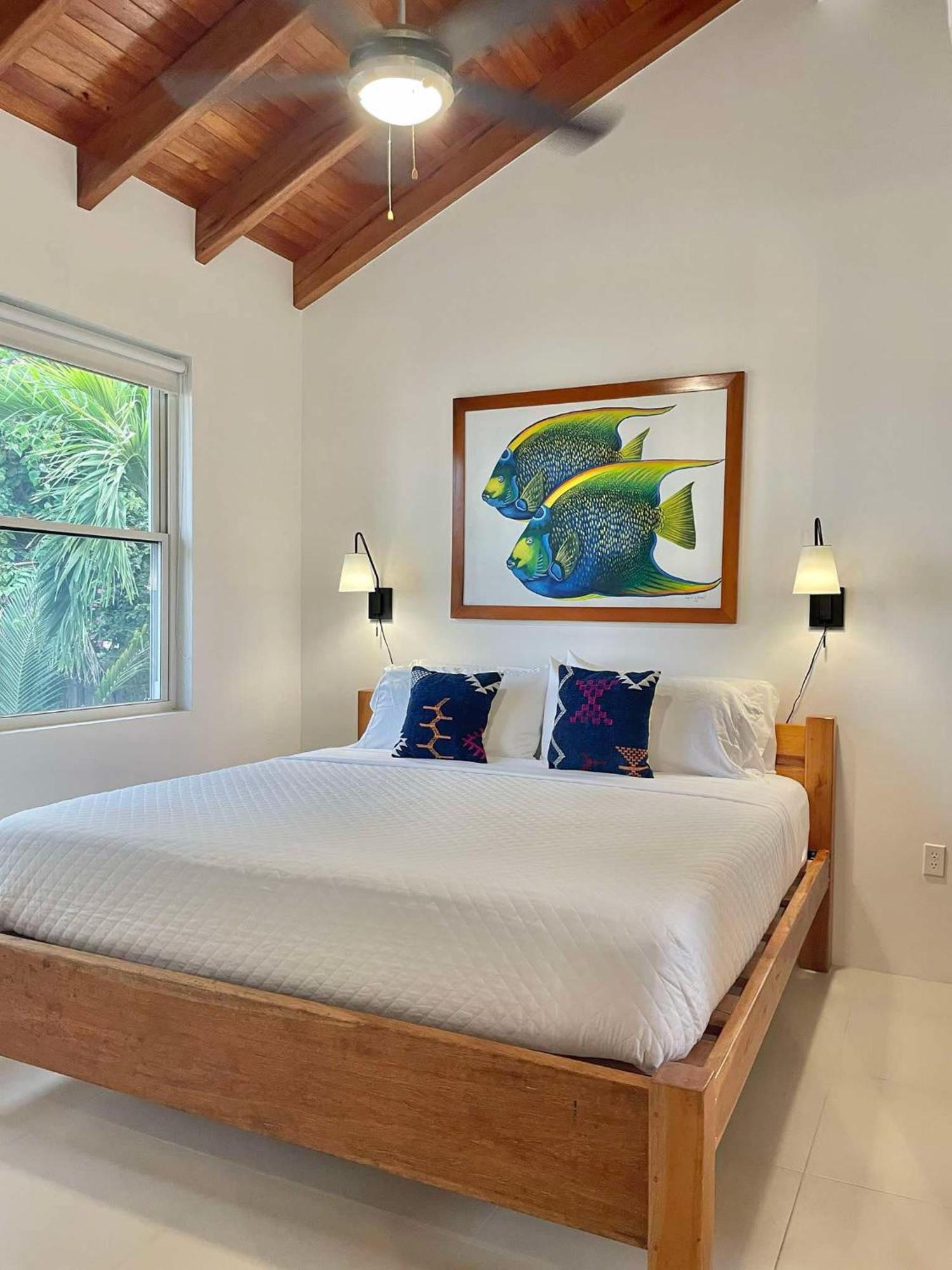 Weezie'S Ocean Front Hotel And Garden Cottages Caye Caulker Exterior foto