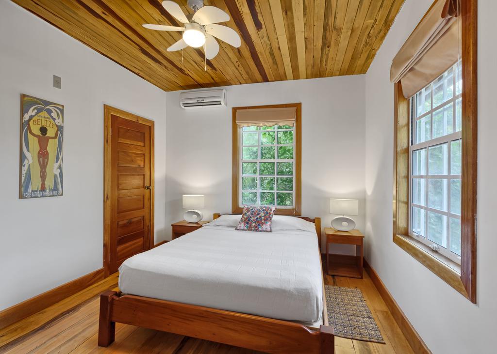 Weezie'S Ocean Front Hotel And Garden Cottages Caye Caulker Exterior foto