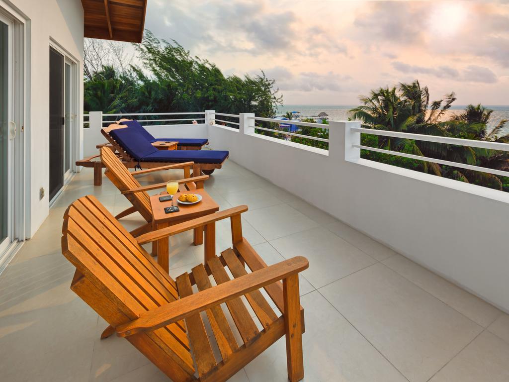 Weezie'S Ocean Front Hotel And Garden Cottages Caye Caulker Exterior foto