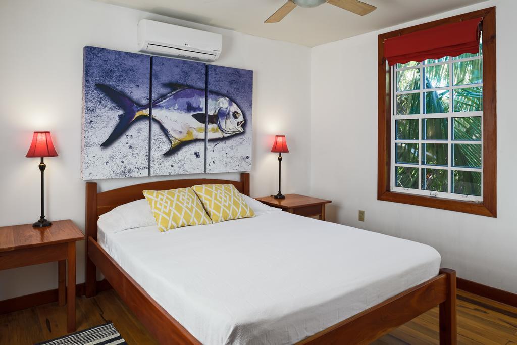Weezie'S Ocean Front Hotel And Garden Cottages Caye Caulker Exterior foto