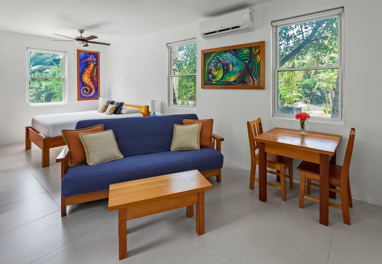 Weezie'S Ocean Front Hotel And Garden Cottages Caye Caulker Exterior foto