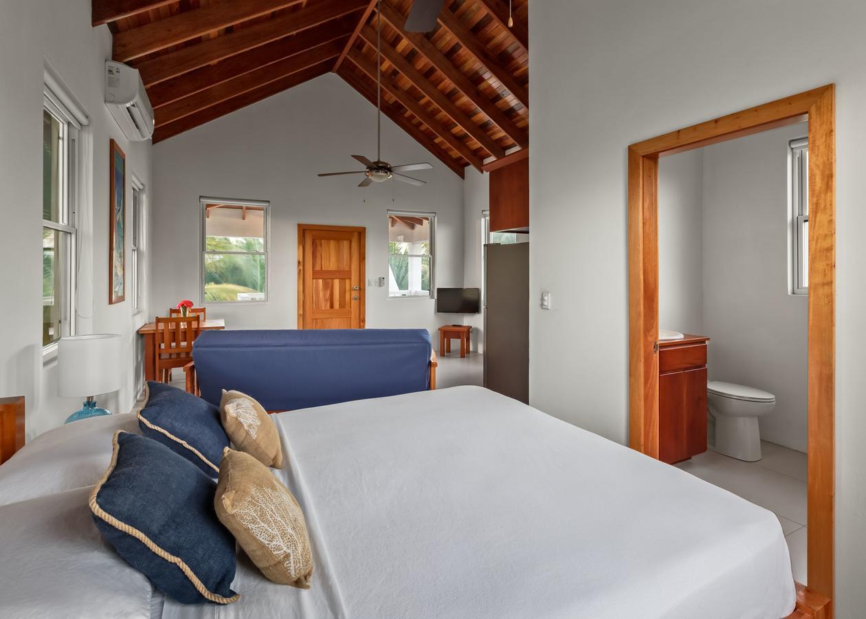 Weezie'S Ocean Front Hotel And Garden Cottages Caye Caulker Exterior foto